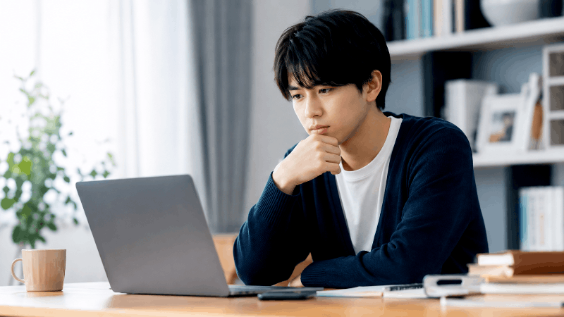 選考突破に向けた履歴書や志望動機を書く学生